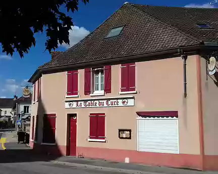 019 Le restaurant «La Table du Curé» était, au XIXème siècle, un cercle artistique fondé dans le village par Amédée Servin en 1890