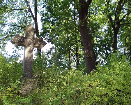 025 Croix de pierre au bord du chemin