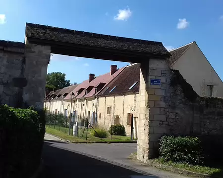 014 L’entrée de la Ferme d’Hédouville dans la rue de l’Abreuvoir