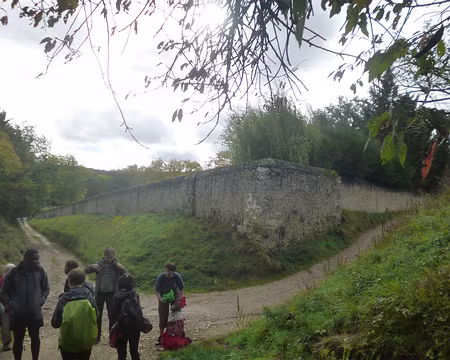 P1150812 Mur d'enceinte du château de Souzy-la-Briche, résidence de villégiature de la Présidence de la République
