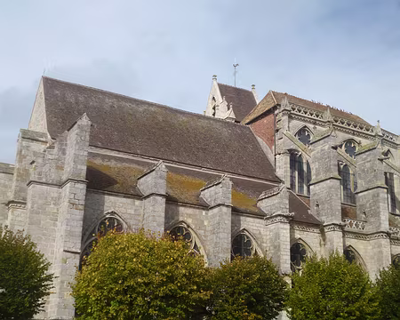 P1150820 Eglise Saint-Sulpice dédiée à Saint-Sulpice le Pieux, évêque de Bourges, XIIIè- XIVè s., gothique rayonnant.