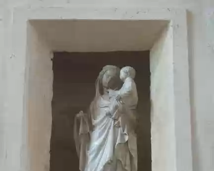 P1150826 Vierge à l'Enfant en marbre, XVè s.