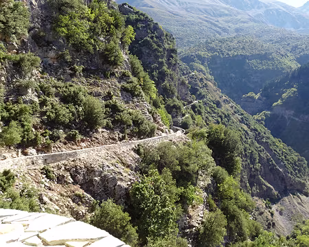 DSC00196 Chemin pavé menant au monastère depuis Matsouki