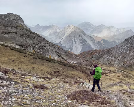 026 Redescendant par le ravin de l'Oule, panorama vers le nord. De droite à gauche : l'Aiguille Rouge et le Col des Thures orangé, les Rois Mages. Le Col du Vallon...
