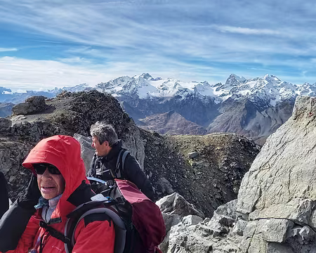 085 Au sommet. La Barre des Écrins et les Agneaux.