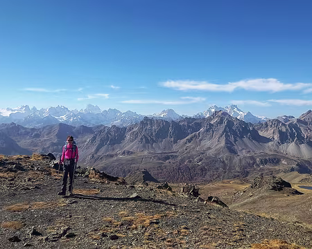 108 Vers le sud, Danielle devant les Cerces et les Ecrins.