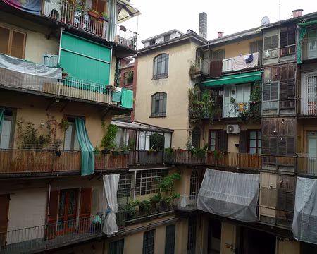 P1310824 Cour sympathique de l'hôtel Tomato