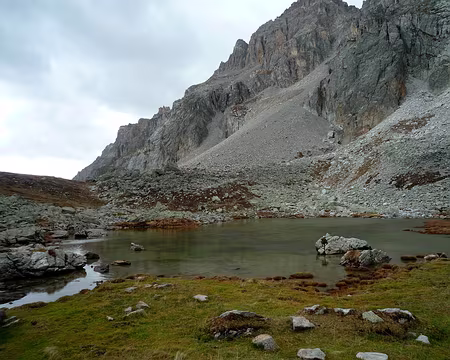 P1310859 Nous n'irons pas plus loin que le lac sous le col