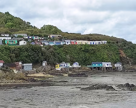 28 Grève du Valais et ses cabanons colorés.