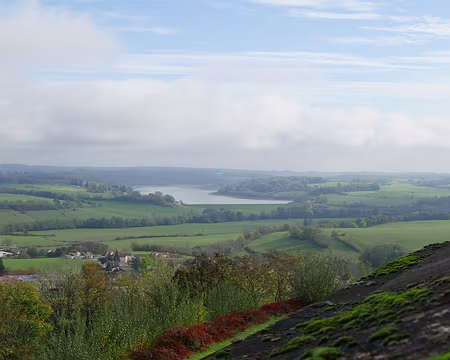 P1140511 Vue sur le réservoir de la Liez ou de Lecey depuis les remparts de Langres.
