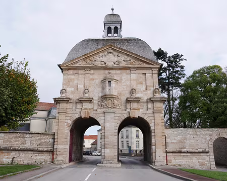 P1140537 Visite de Langres : la porte des Moulins.
