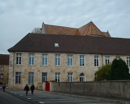 P1320053 Le toit de la cathédrale derrière le collège catho