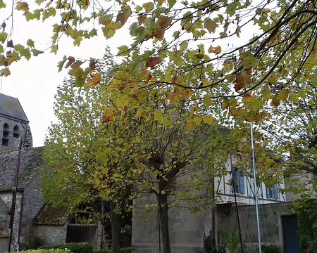 005 La place de l’église à Breux