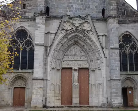 015 La façade de cette grande église de pèlerinage