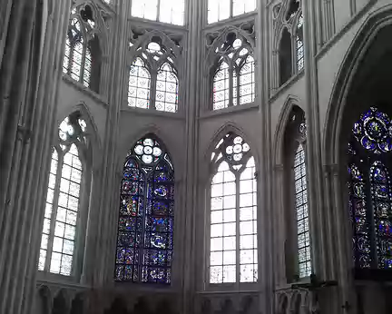 024 Les voûtes d’ogive de l’abside, et les vitraux de la Vierge (XIIIème siècle) dans le collatéral droit