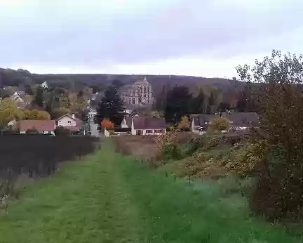 029 Dernière vue sur le village et son imposante église