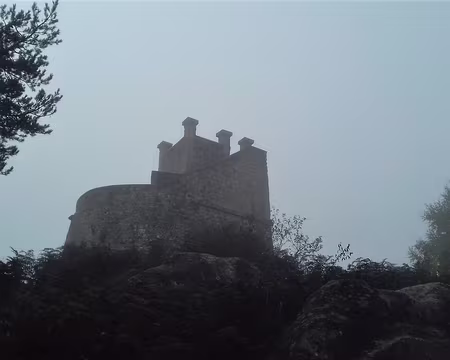 012 Dans la brume, la tour Denecourt édifiée en 1851 au sommet du massif du Cassepot (altitude 136 m)