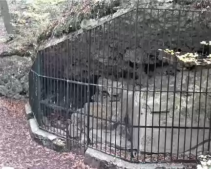 021 La grotte est protégée par une grille