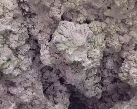 022 Cristallisations sur la voûte de la grotte