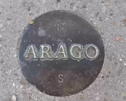 005 L’un des nombreux médaillons Arago placés le long du méridien de Paris en 1994 en hommage au scientifique François Arago, pour le bicentenaire de sa naissance