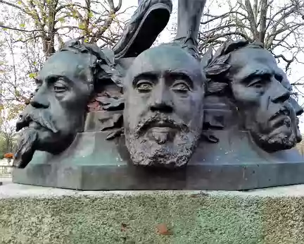 012 Détail de la sculpture «Le Marchand de Masques», œuvre de Zacharie Astruc. De gauche à droite : Carpeaux, Fauré, Delacroix