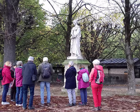 017 Le groupe devant la statue de Laure de Noves (1307-1348)
