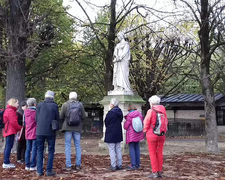017 Le groupe devant la statue de Laure de Noves (1307-1348)