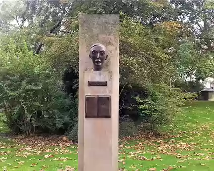 025 Monument à l’écrivain Stephan Sweig (1881-1942), réalisé en 2003 par Félix Schivo