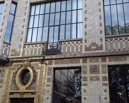 047 Façade avec grès polychromes (architecte André Arfvidson, 1911). Ce bâtiment, situé dans la rue Campagne Première, près du célèbre hôtel Istria, abritait des...