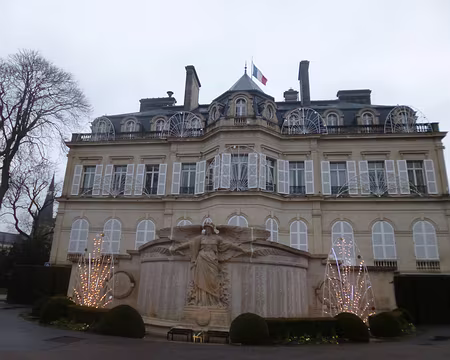 P1160110 J0 - L'Hôtel de Ville d'Epernay construit en 1858 au sein d'un jardin remarquable