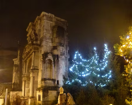 P1160121 La crèche près du portail Saint-Martin (1540), vestige de l'église abbatiale Saint-Martin.