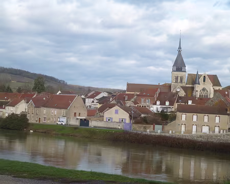 P1160133 Eglise Saint-Georges (XIIè-XIIIè s.) et la Marne à Damery