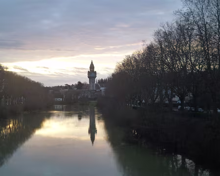 P1160173 La Tour de Castellane (1905), construite à partir d'un ancien château d'eau, se reflète dans la Marne
