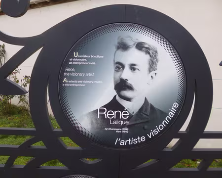 P1160175 René Lalique, maître-verrier et bijoutier, est né à Aÿ en 1860 et mort à Paris en 1945