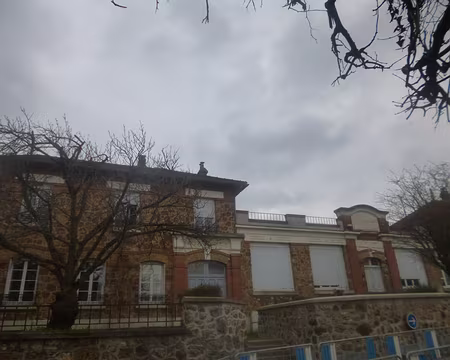 P1160211 Le groupe scolaire de Villaine, Massy, ouvert en octobre 1928. L'école avait l'électricité, un chauffage à vapeur, des parquets hygiéniques sans joint et les...