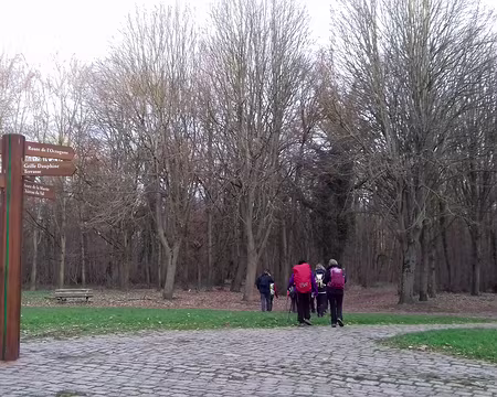 002 L’étoile des Neuf Routes, près de la piscine de Saint-Germain-en-Laye, au sud-est de la forêt