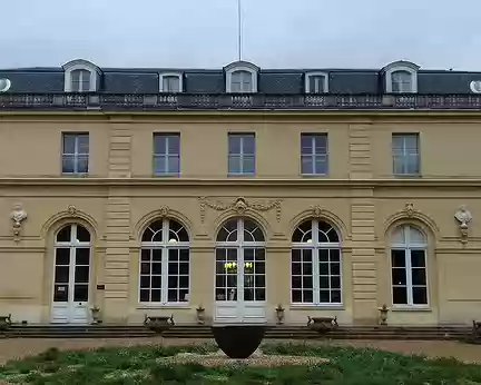 034 La façade classique du château du Val (XVIIème siècle), ancien pavillon de chasse du roi Louis XIV, œuvre de l’architecte Jules-Hardouin Mansart