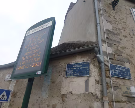 P1160279 Plaques de cocher ou plaques indicatrices (XIXè s.) et panneau d'affichage municipal (XXIè s.)