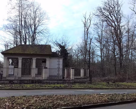 009 Vue de l’oratoire dans son enclos depuis la route de Notre Dame du Bon Secours