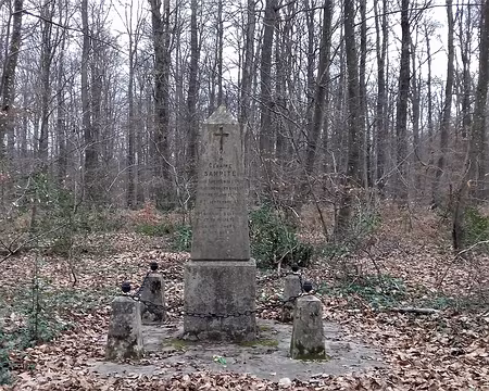 030 A l’angle de la route du Sanglier et de la route du Clocher, le monument à la mémoire de Césaire Sampité …