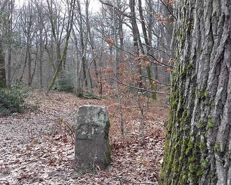 032 L’une des nombreuses bornes en grès …