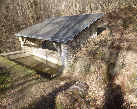 P1160327 Lavoir de la source aux Fées, Saint-Forget