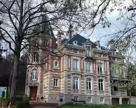 047 La villa des Tilleuls, rue de Pontoise, appartenait au docteur Bujon, ancien maire de Montsoult. Aujourd’hui, elle est la propriété de la commune qui l’utilise...