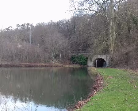 016 Le tunnel-canal de Chalifert (294 m) vu du côté ouest, et le bassin près de l’écluse de Chalifert. Le canal de Meaux à Chalifert traverse la colline grâce à ce...