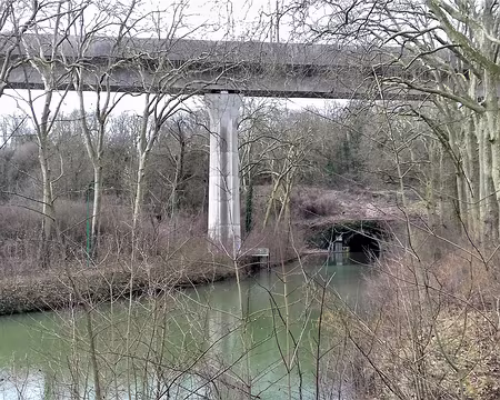 021 Le viaduc ferroviaire (longueur 1175 m) enjambe le canal et contourne la butte de Chalifert