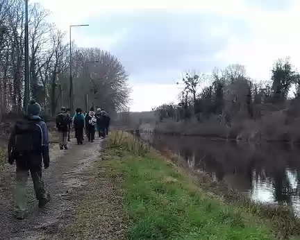 022 Le canal recoupe les grands méandres de la Marne afin de raccourcir le trajet des péniches