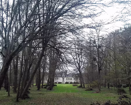 046 Le château de Lesches (XVIIème siècle) vu depuis le chemin des Pervenches