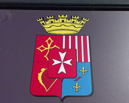 006 Le blason de la ville reprend celui de Louis VI d’Arpajon, lieutenant général des armées du roi, descendant d’une grande famille du Rouergue (d’où la croix de...