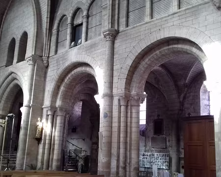 030 Les grandes arcades de la nef romane côté nord