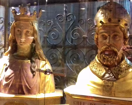 034 L’église contient plus de 1200 reliques de 528 saints. Ici sainte Radegonde (519-587), reine des Francs
